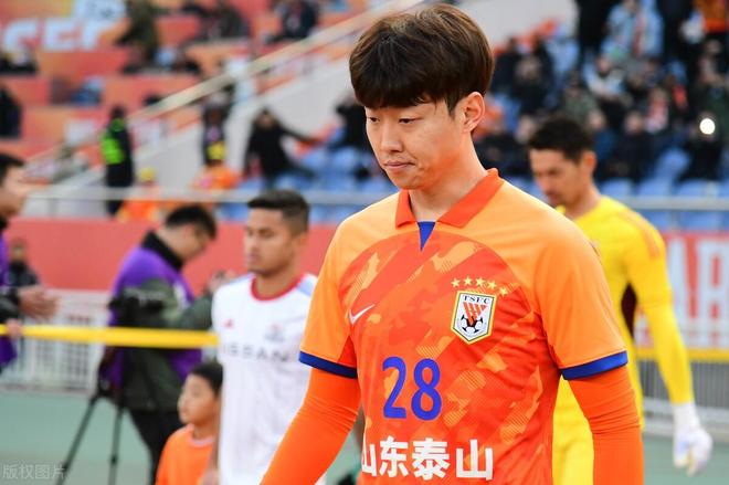 山东鲁能队在比赛中传球精准,成功绕过对手防线得分 山东鲁能队在比赛中传球精准,成功绕过对手防线得分