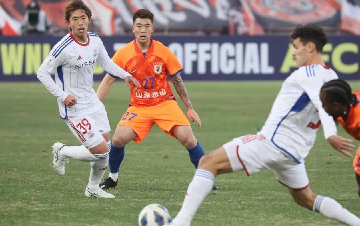 山东鲁能队在比赛中传球精准,成功绕过对手防线得分 山东鲁能队在比赛中传球精准,成功绕过对手防线得分