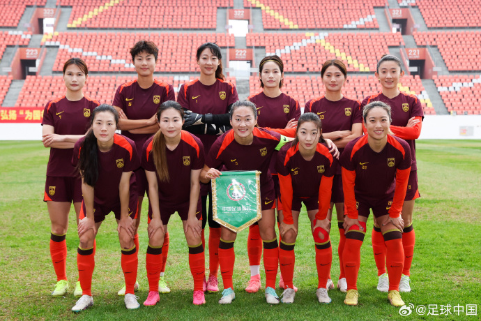 利记官方网站-新一轮女子足球比赛开始，球员们备战赛前