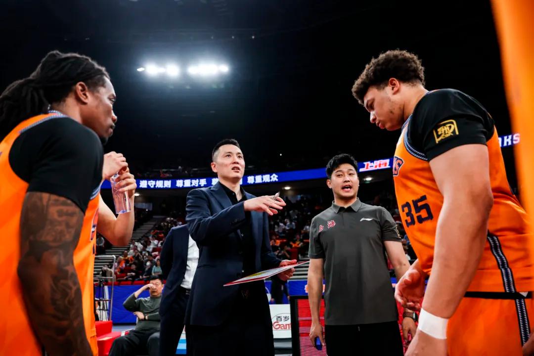 利记官网-上海男篮队员状态低迷，需提振信心备战