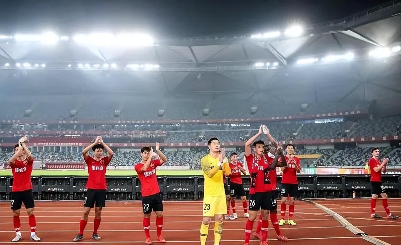 青岛黄海主场横扫广州恒大，暂时取代榜首位置