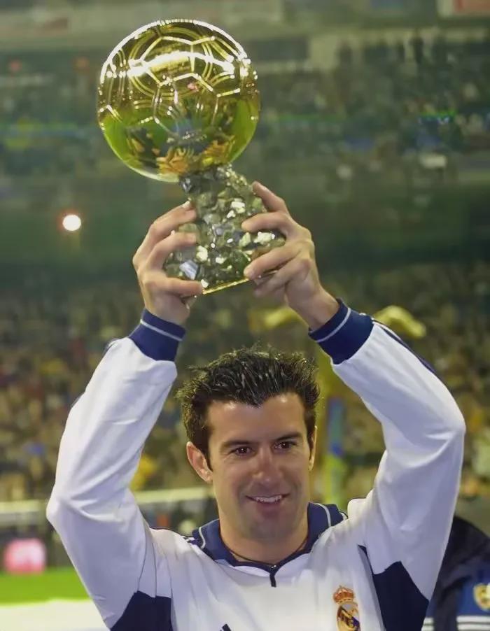 足球比赛中球员表现出色，获得冠军