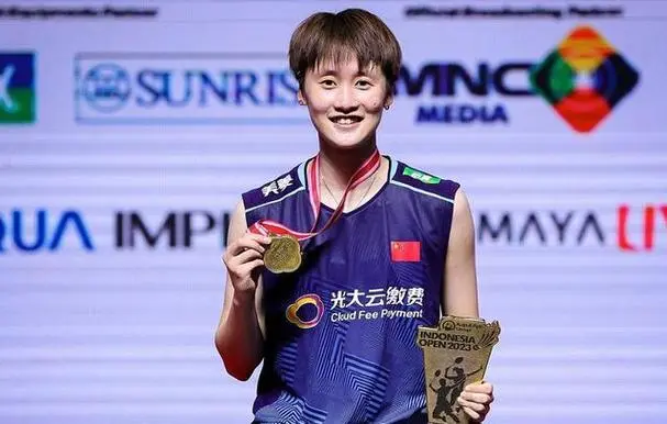 印尼羽毛球选手逆袭夺冠