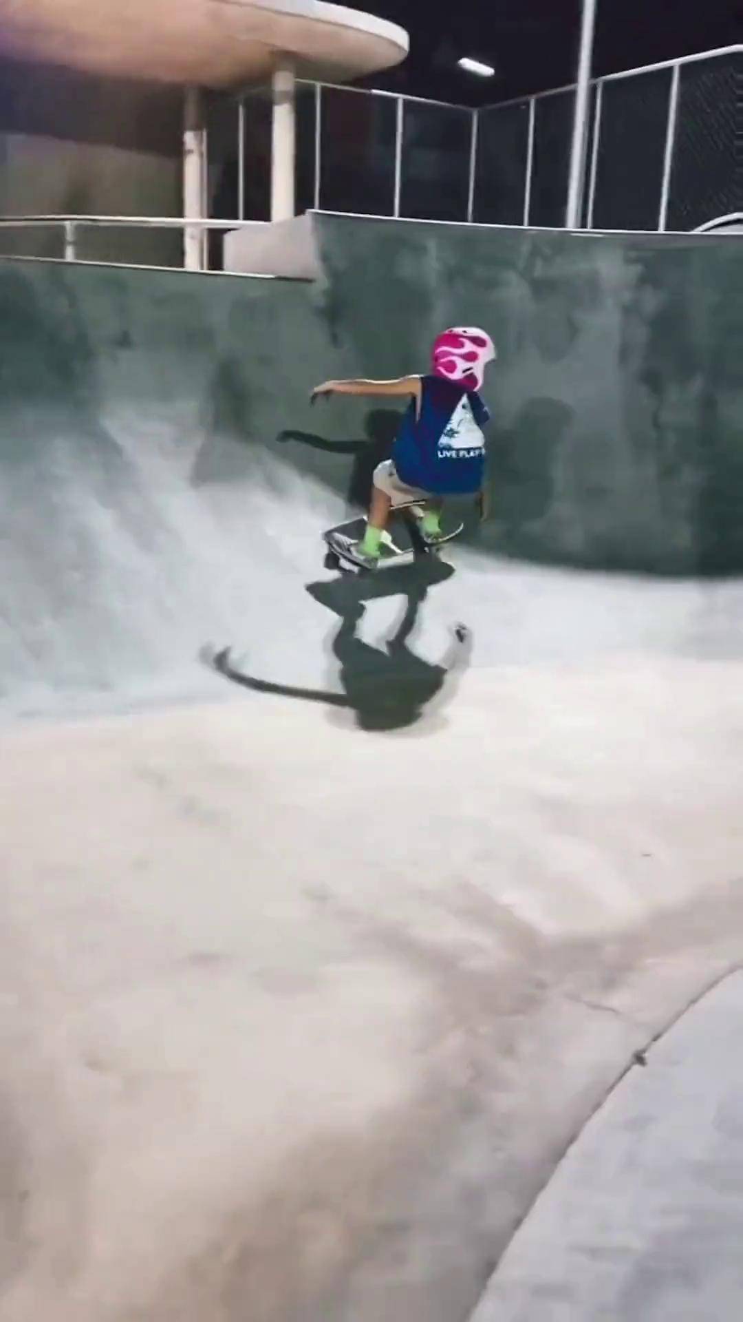 瑞士男子滑板选手惊艳表现 瑞士男子滑板选手惊艳表现