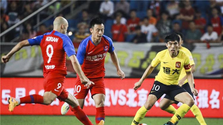 广州恒大取胜重庆斯威,继续保持领先地位 广州恒大取胜重庆斯威,继续保持领先地位