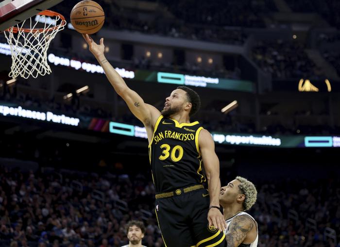 勇士横扫马刺,库里再次成为球队得分王 勇士横扫马刺,库里再次成为球队得分王