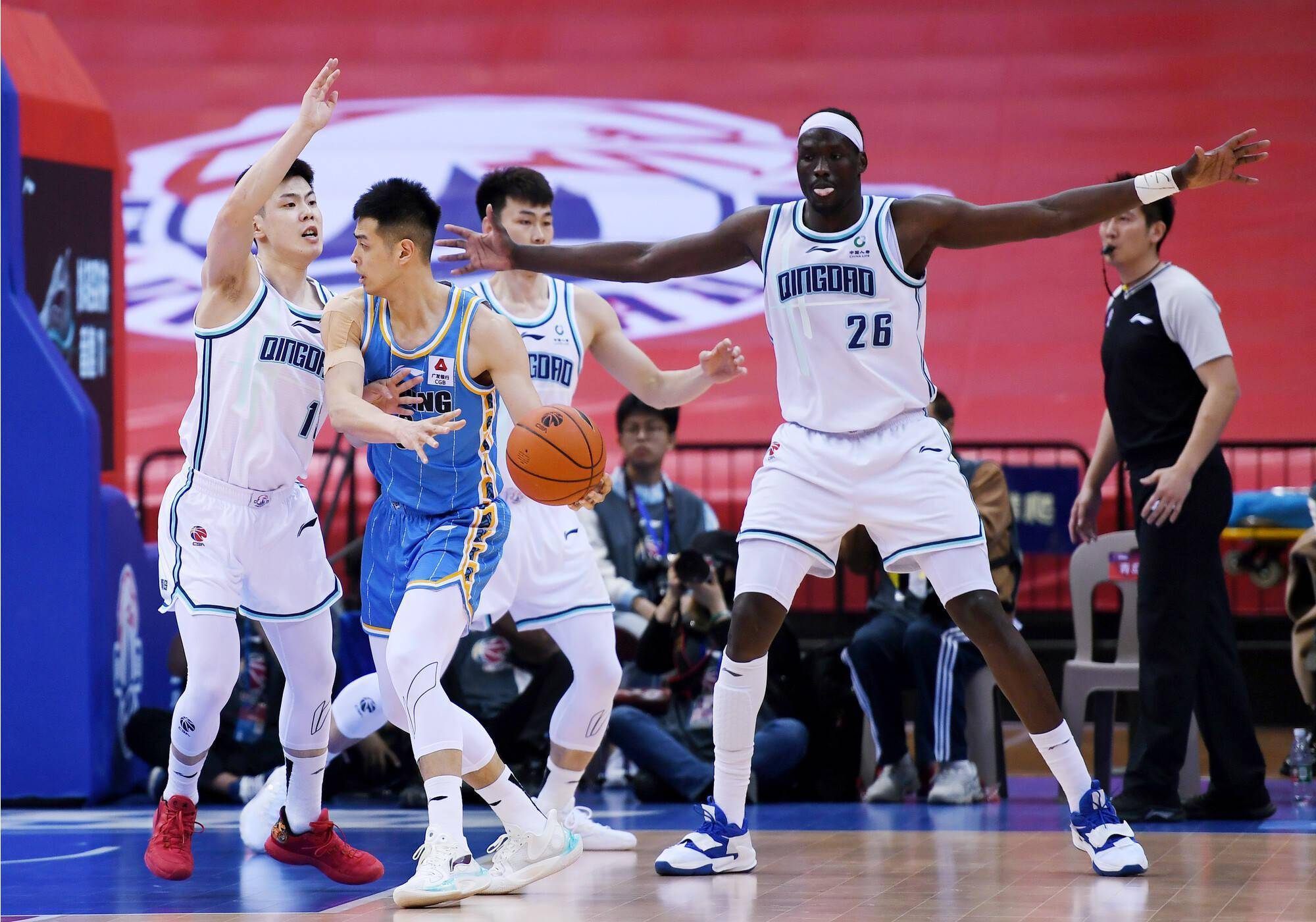 青海男篮客场艰难战胜对手，展现团队战术