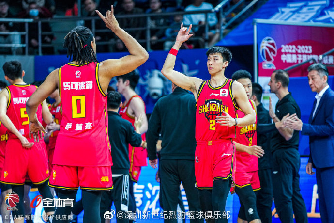 青海男篮客场艰难战胜对手，展现团队战术