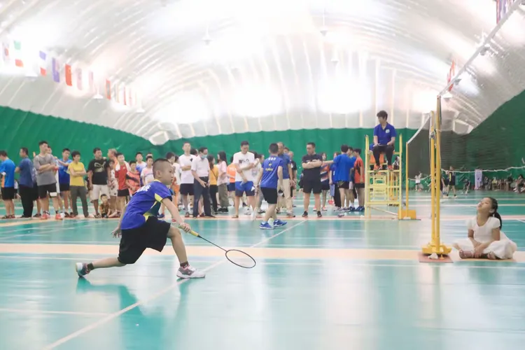 泰国羽毛球队斗志昂扬，赢得比赛胜利