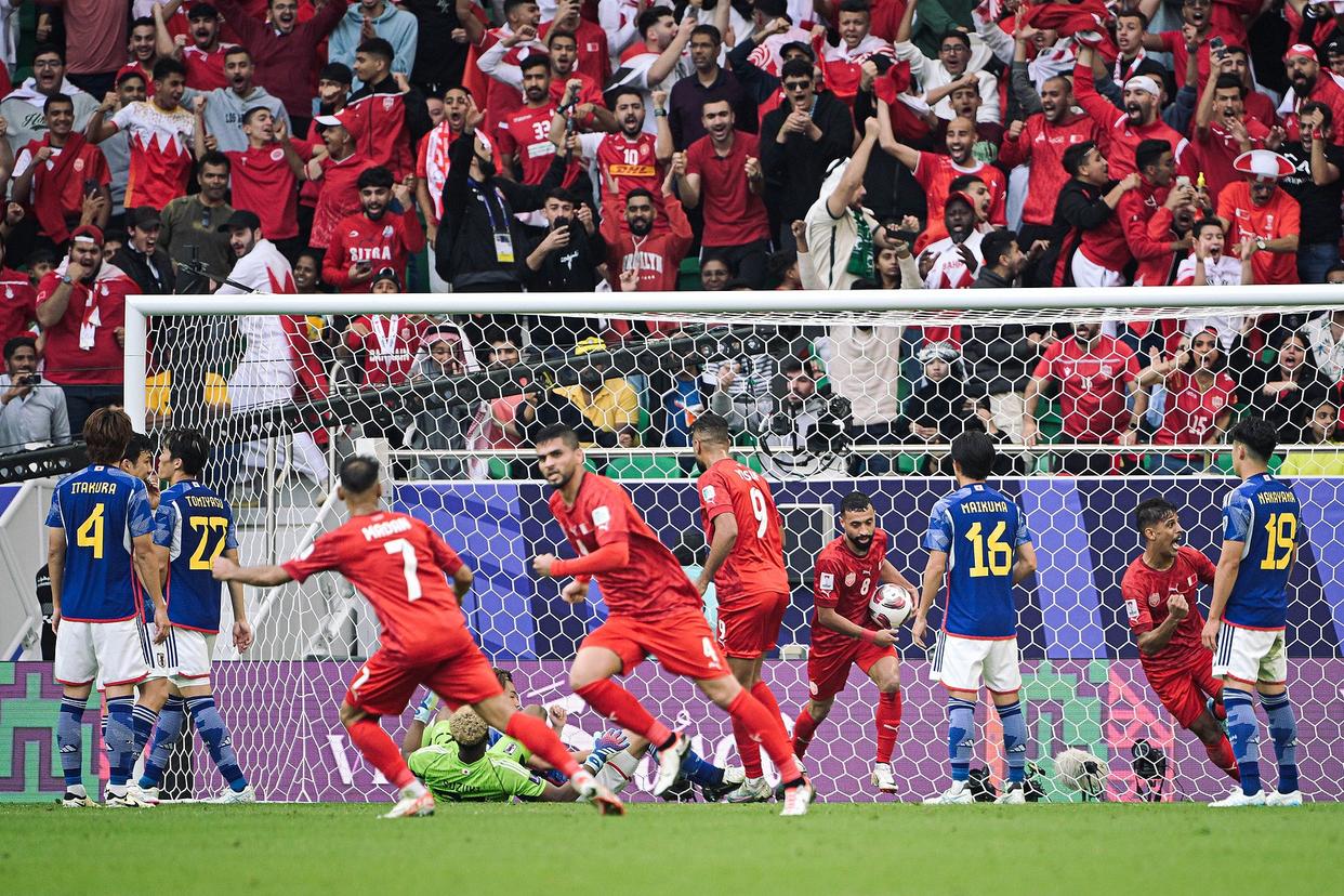 足球巅峰对抗精彩上演,球员奋力拼搏 足球巅峰对抗精彩上演,球员奋力拼搏