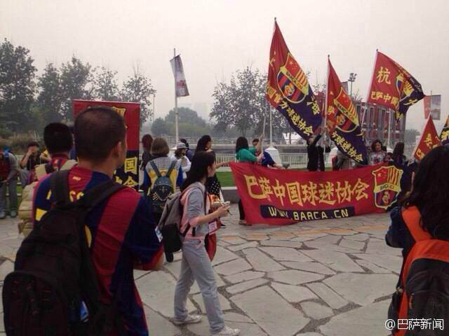 巴萨球迷抗议裁判判罚，现场声浪波涛汹涌