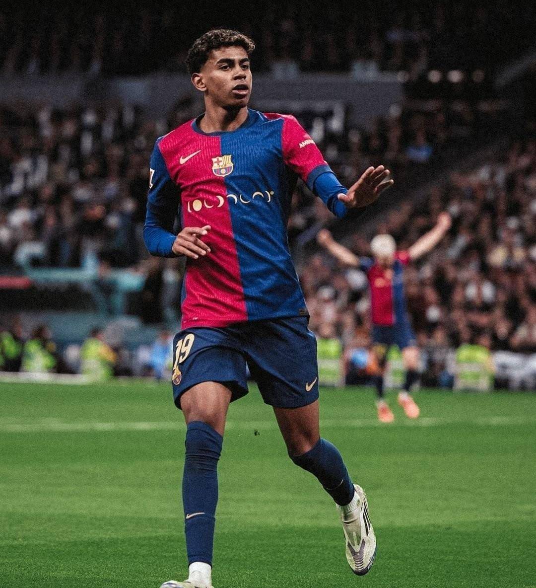 巴萨球迷抗议裁判判罚，现场声浪波涛汹涌