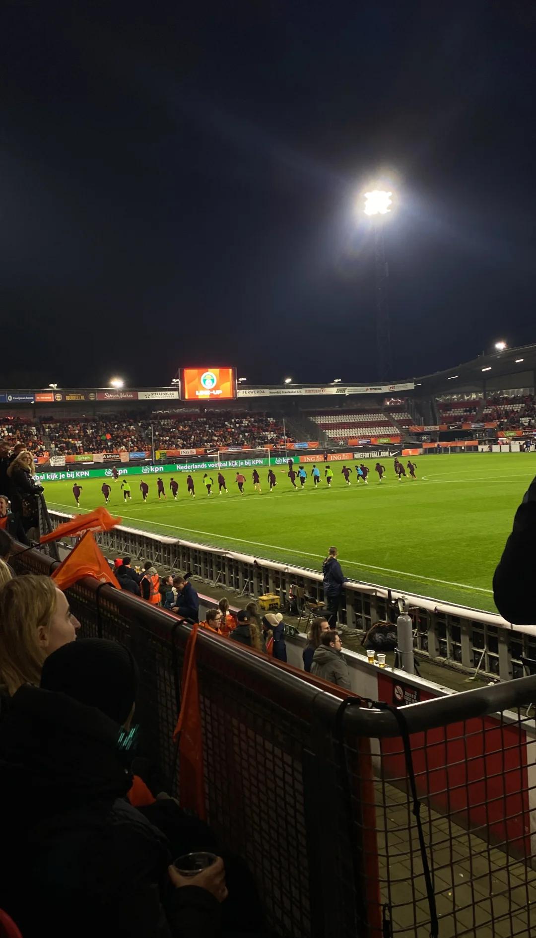 女足比赛场上的激烈角逐吸引众多球迷