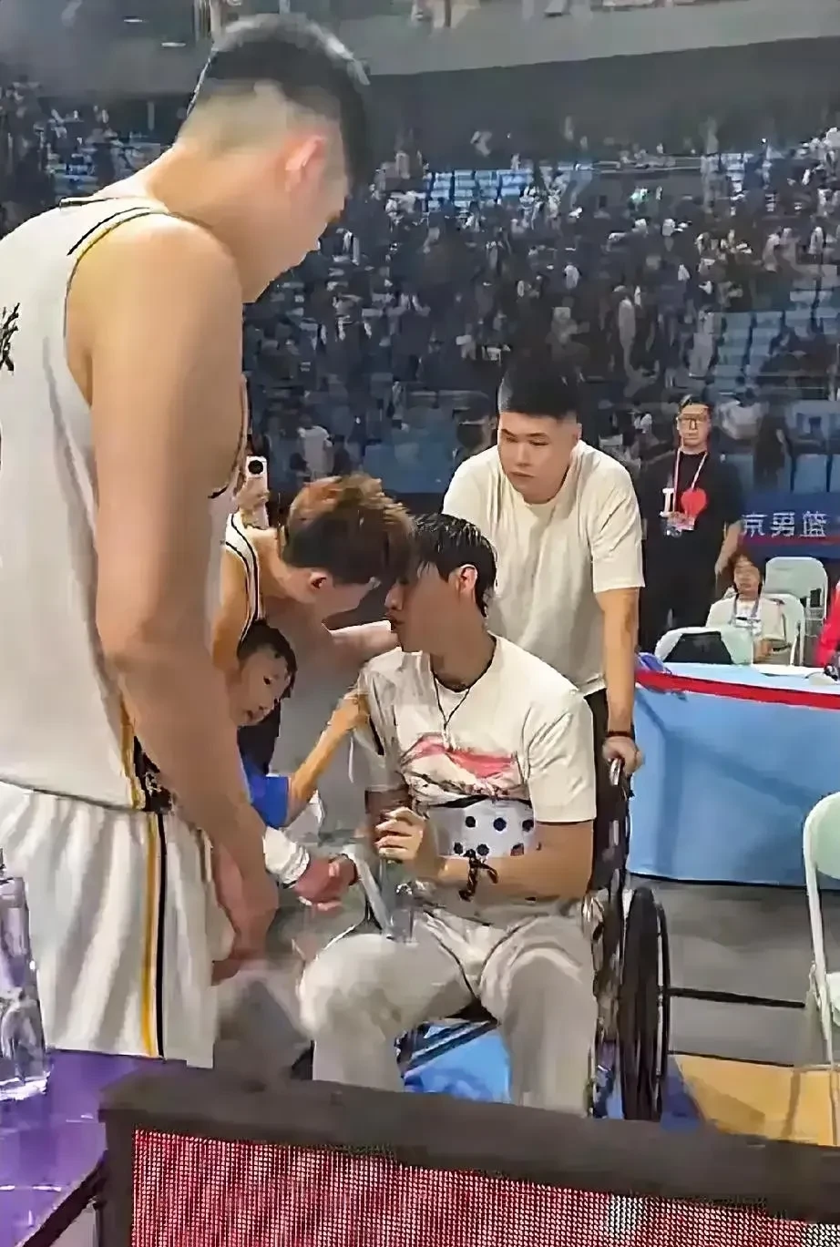 利记官网-比赛结束后球员间的互动引发热议