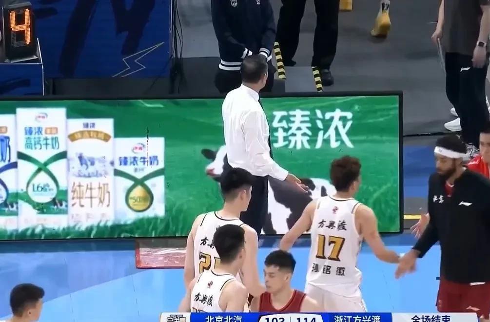 利记官网-比赛结束后球员间的互动引发热议