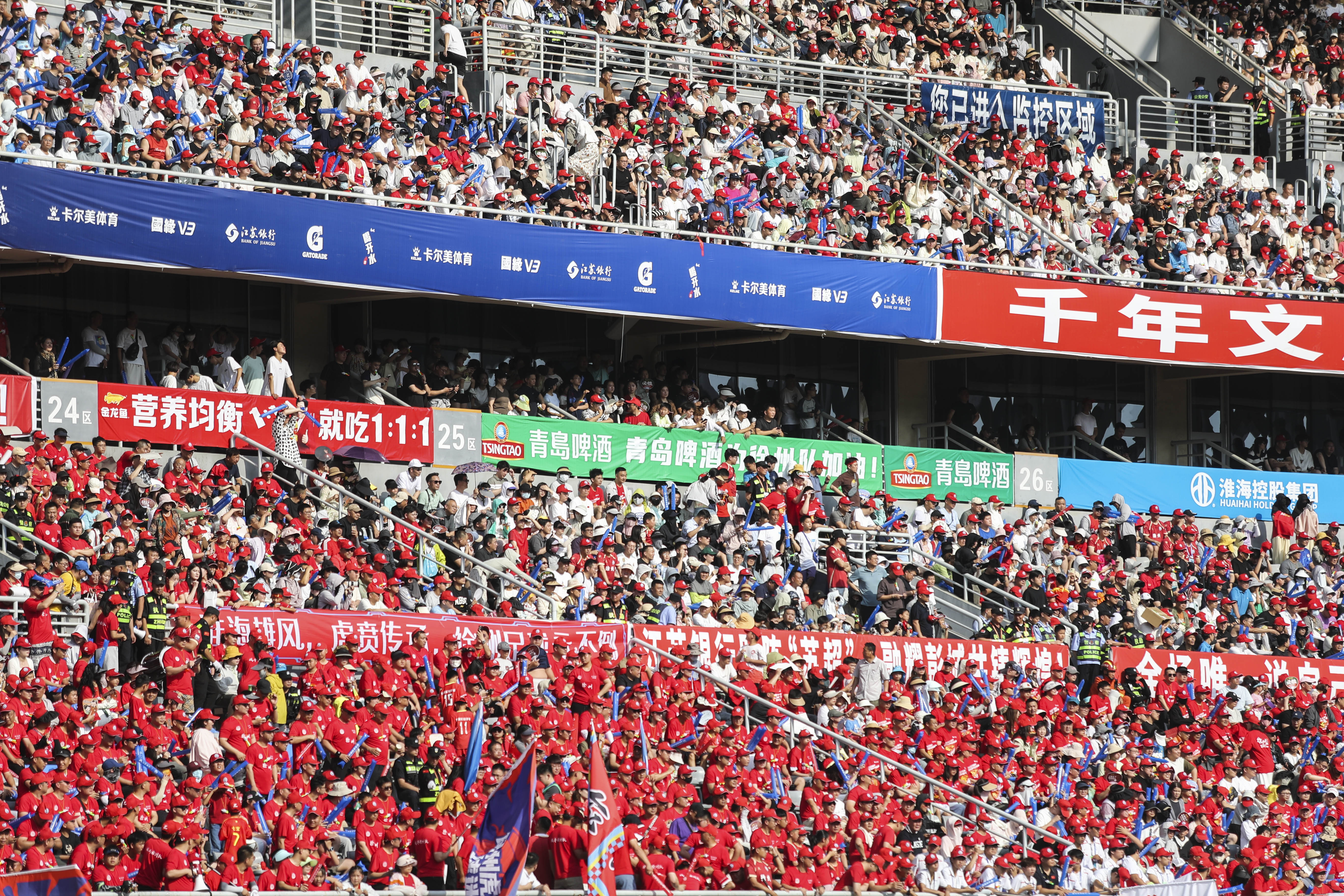 利记平台-江苏苏宁队员团结一心，实现连胜