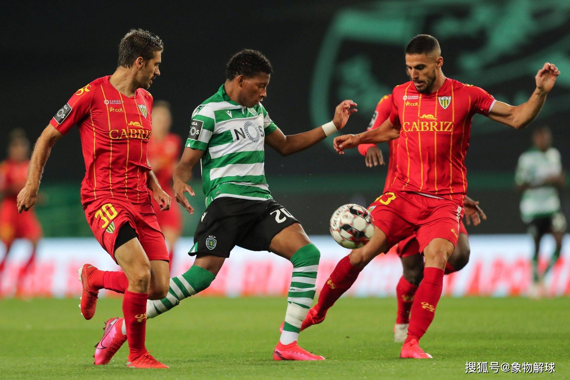 巴塞罗那客场3-0击败阿森纳，提前取得晋级优势