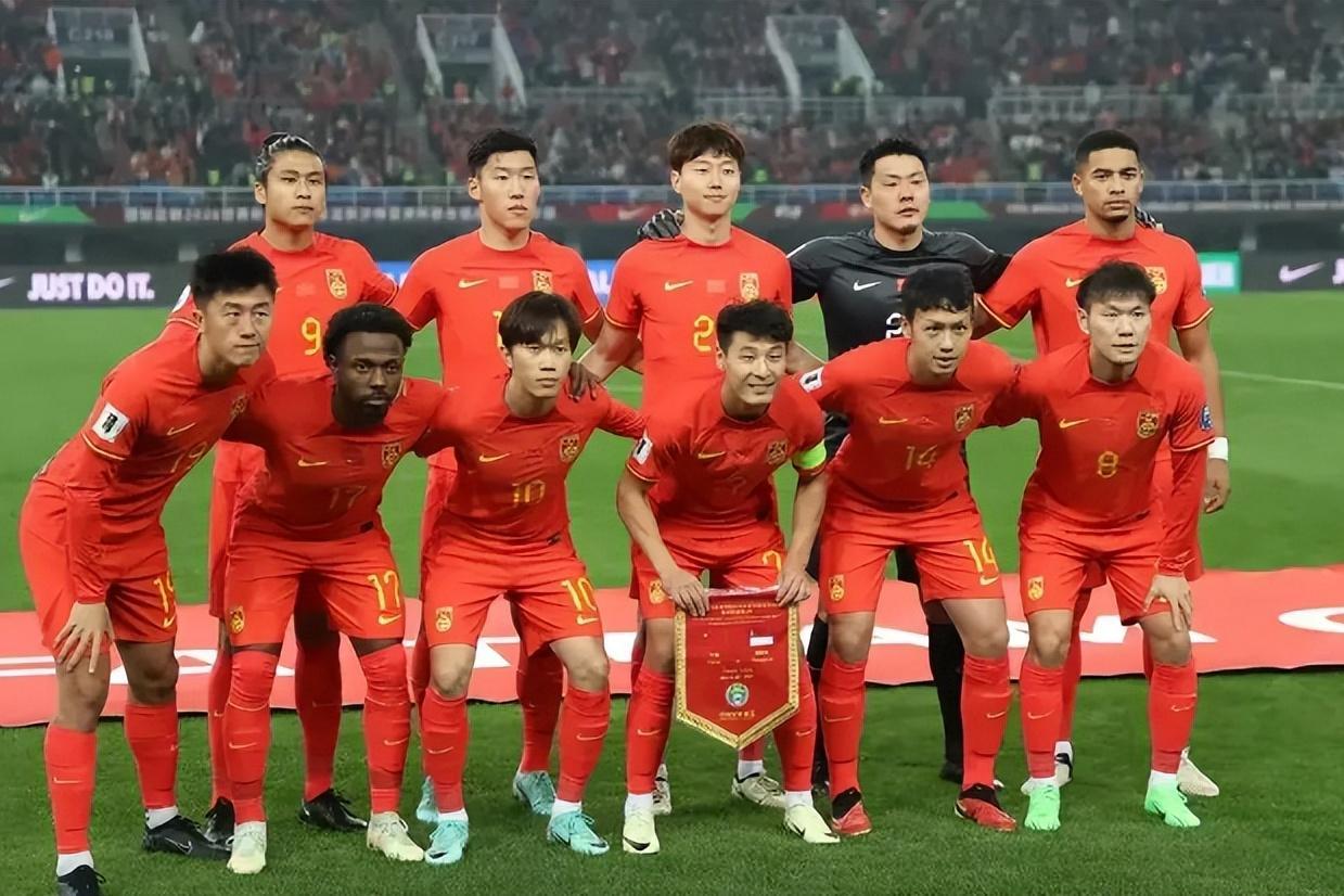 足球比赛中球队全力以赴争取胜利