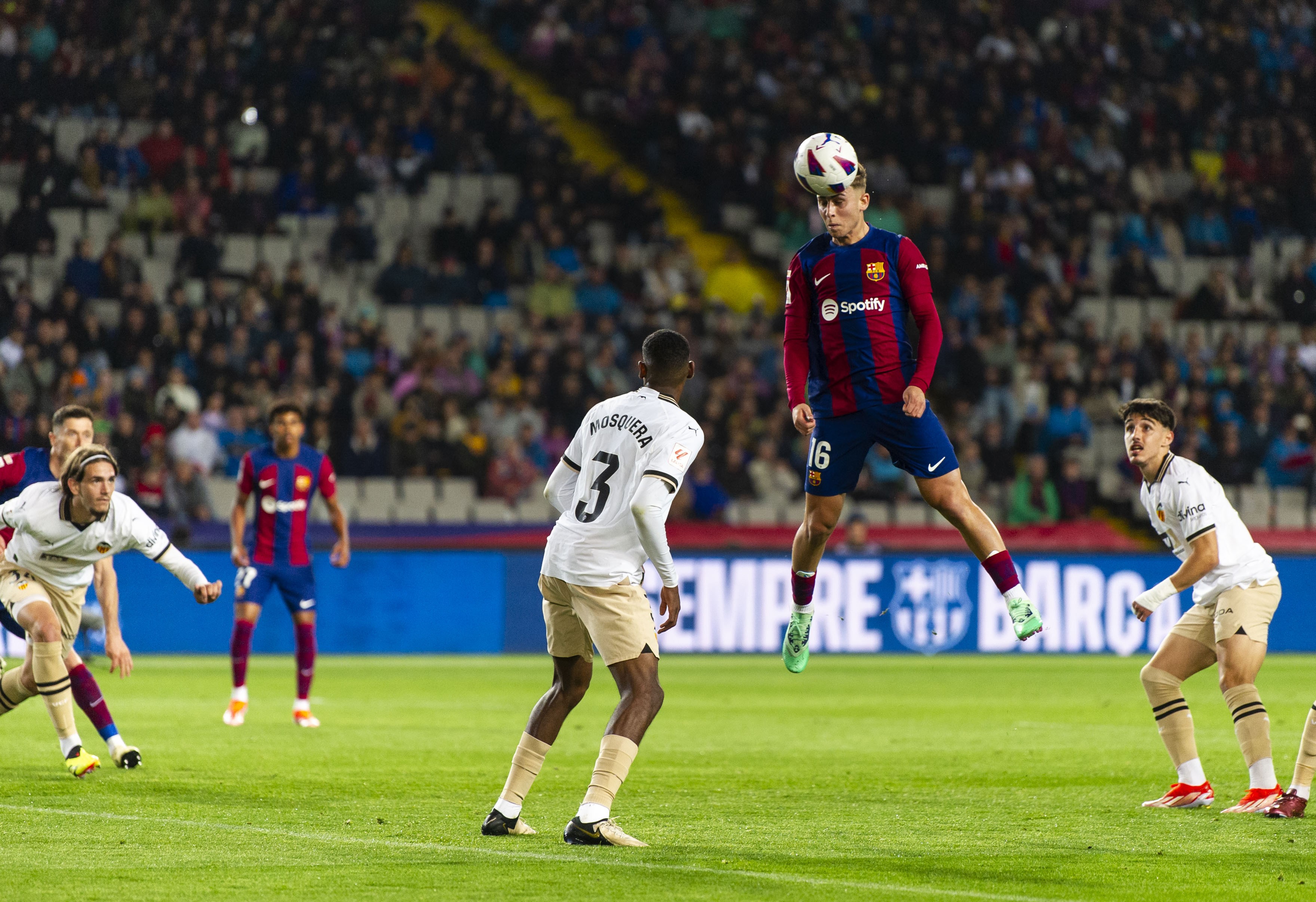 足球狂热！欧洲冠军联赛赛场再掀波澜！