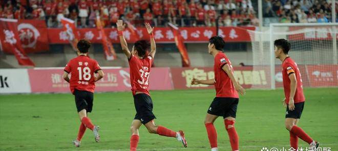 职业球员们实力抢眼,为球队争光 职业球员们实力抢眼,为球队争光