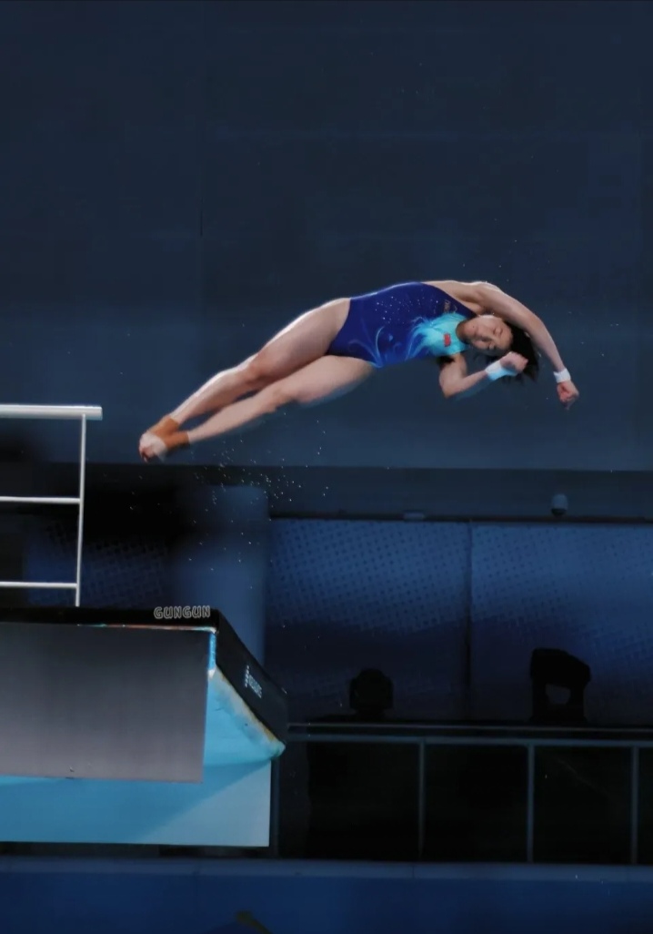 运动员在舞台表演奇迹的时刻