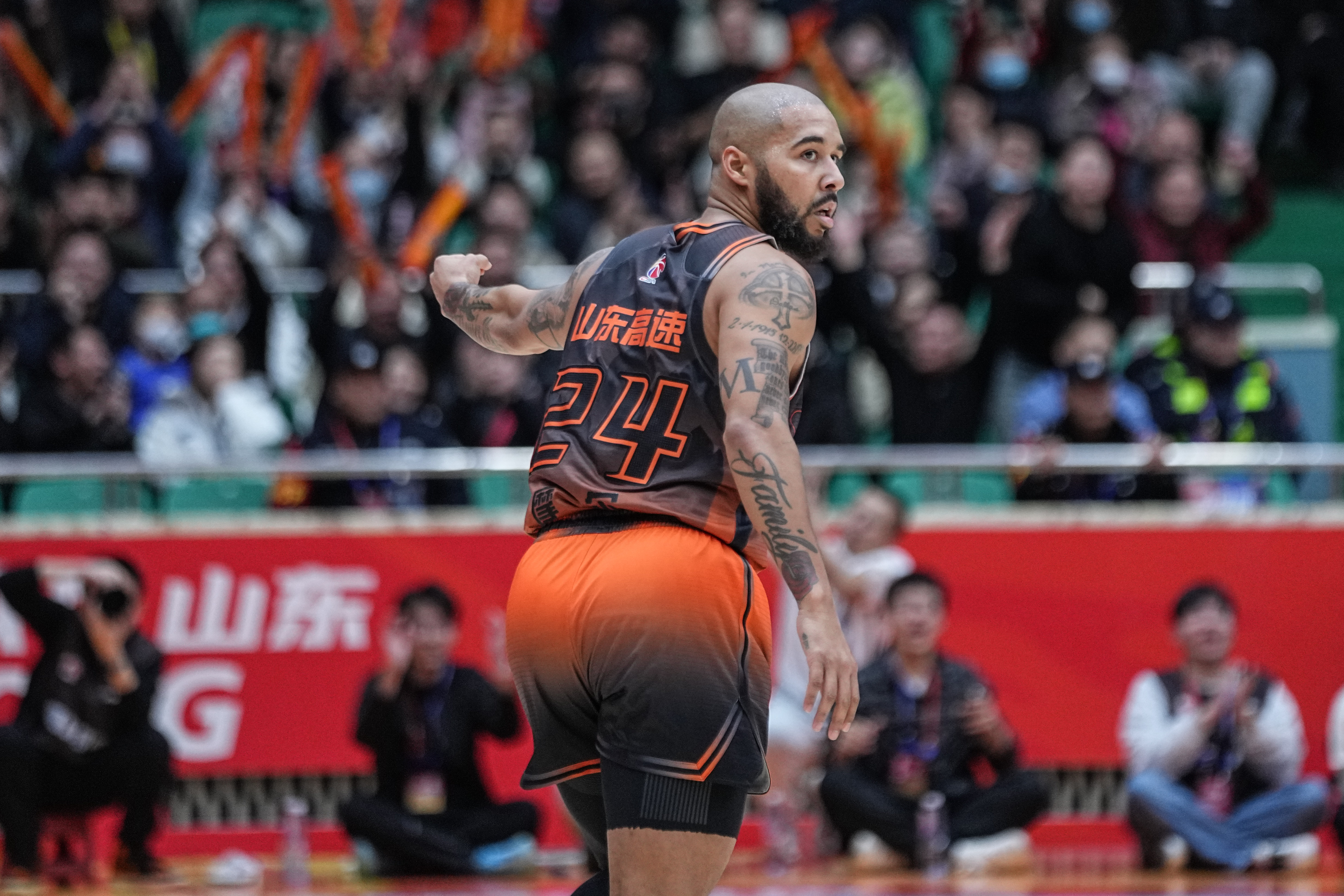 利记平台-激战在即，球场气氛紧张，球员斗志高昂