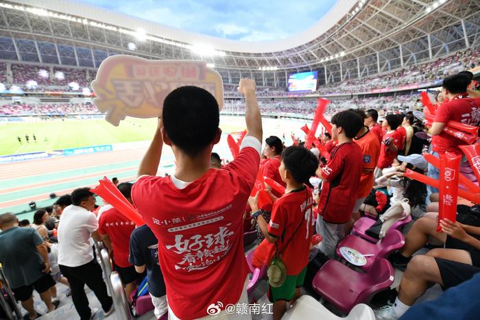 利记平台-新赛季首场比赛开幕，球迷热情高涨