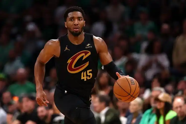 利记官方网站-爵士客场击溃马刺，米切尔频频抛投命中