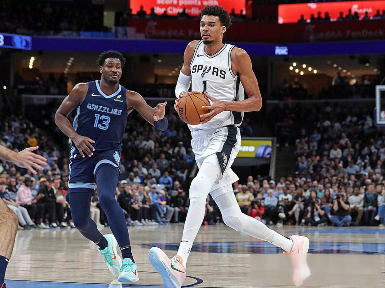 利记官方网站-爵士客场击溃马刺，米切尔频频抛投命中