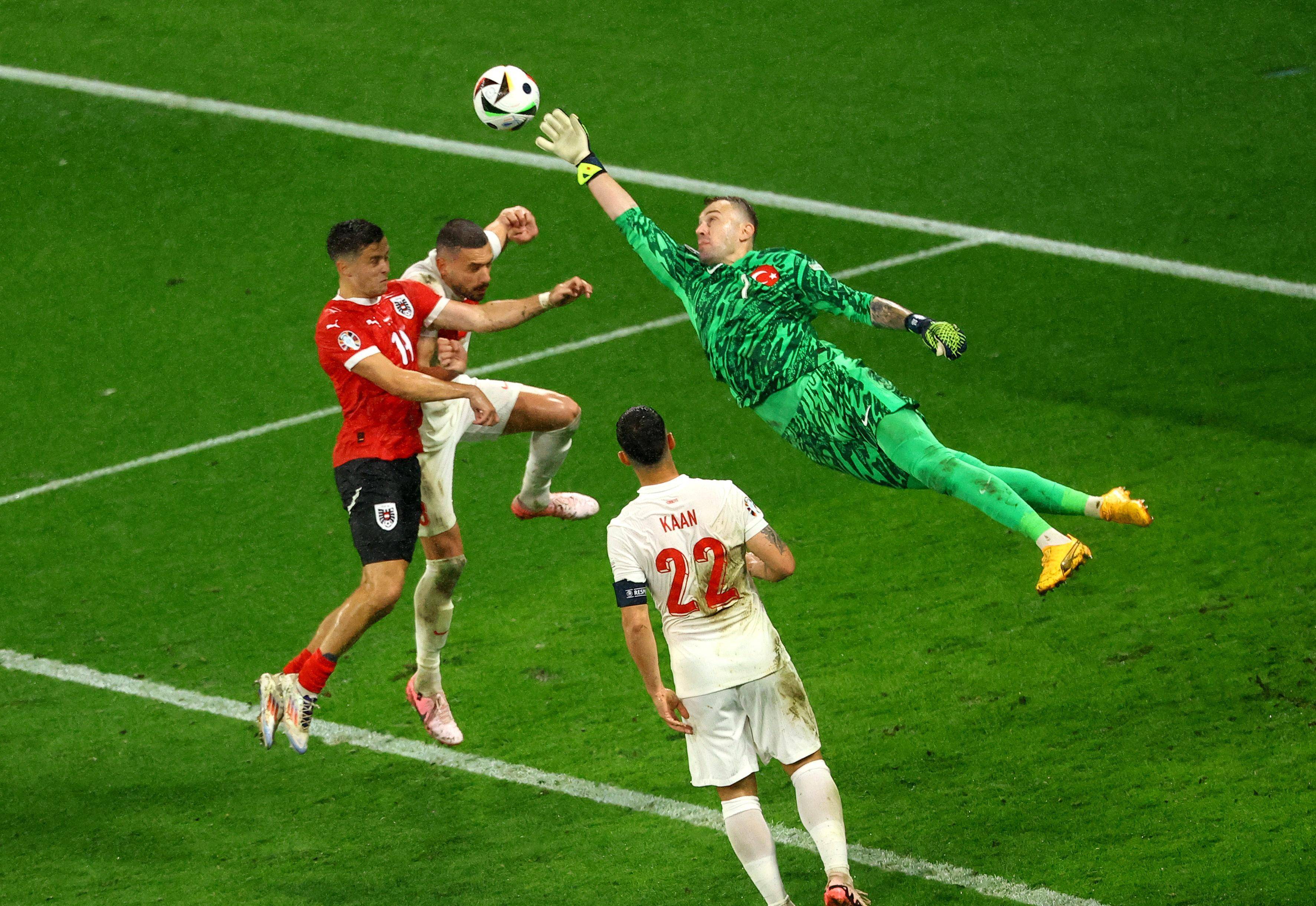 比赛中球员受伤,双方展开激烈角逐 比赛中球员受伤,双方展开激烈角逐