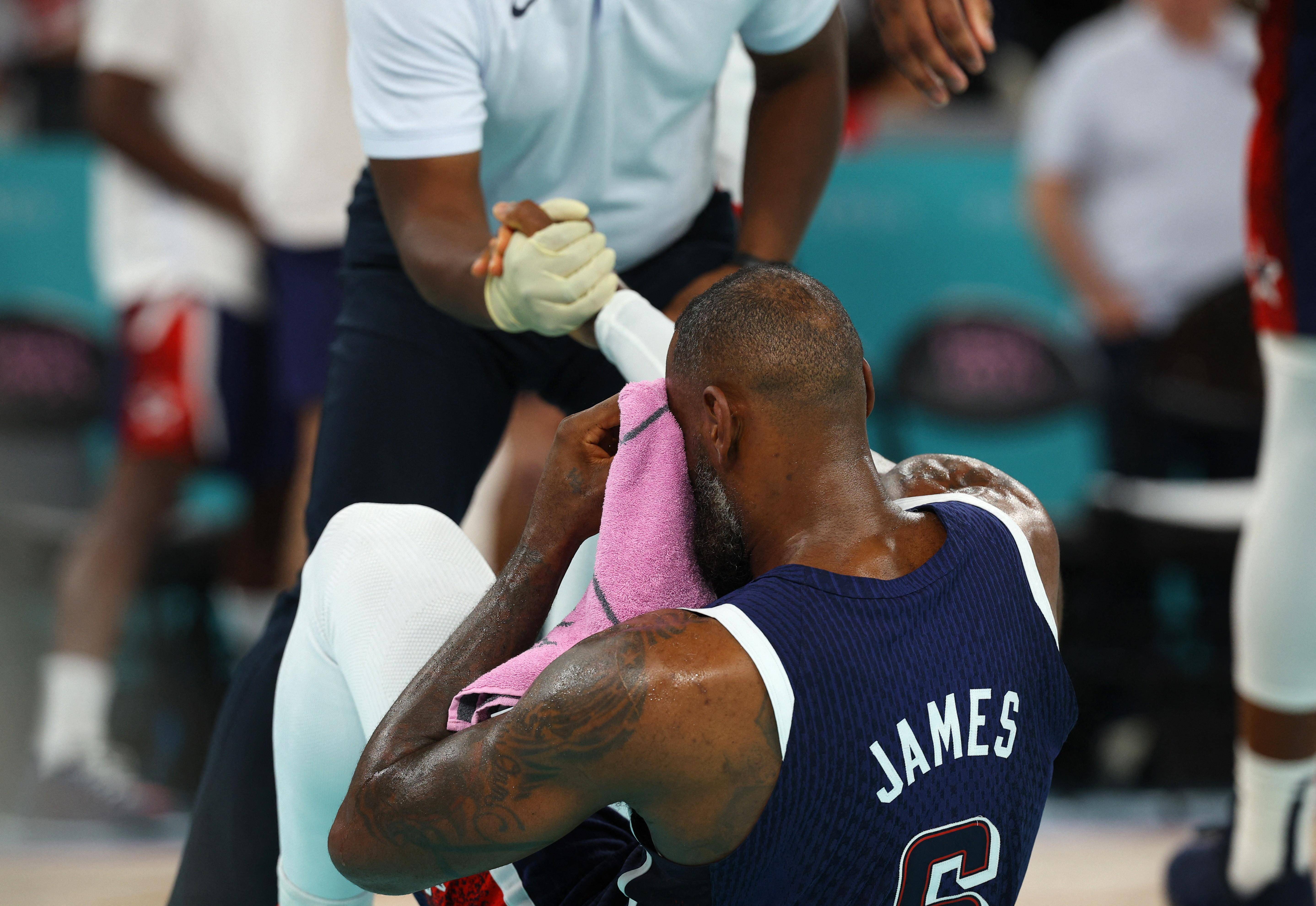 比赛中球员受伤,双方展开激烈角逐 比赛中球员受伤,双方展开激烈角逐