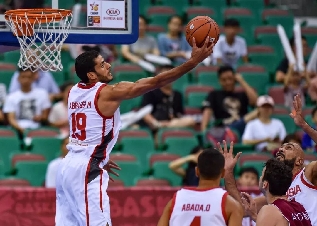 突尼斯队球员代表国家，争取国际锦标赛冠军