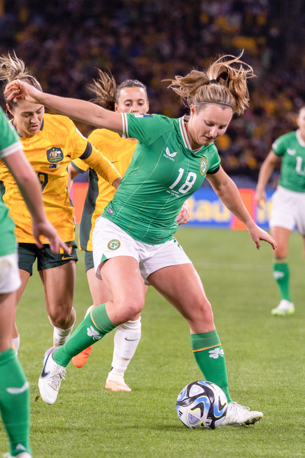 爱尔兰女足队员斗志昂扬，坚定向前