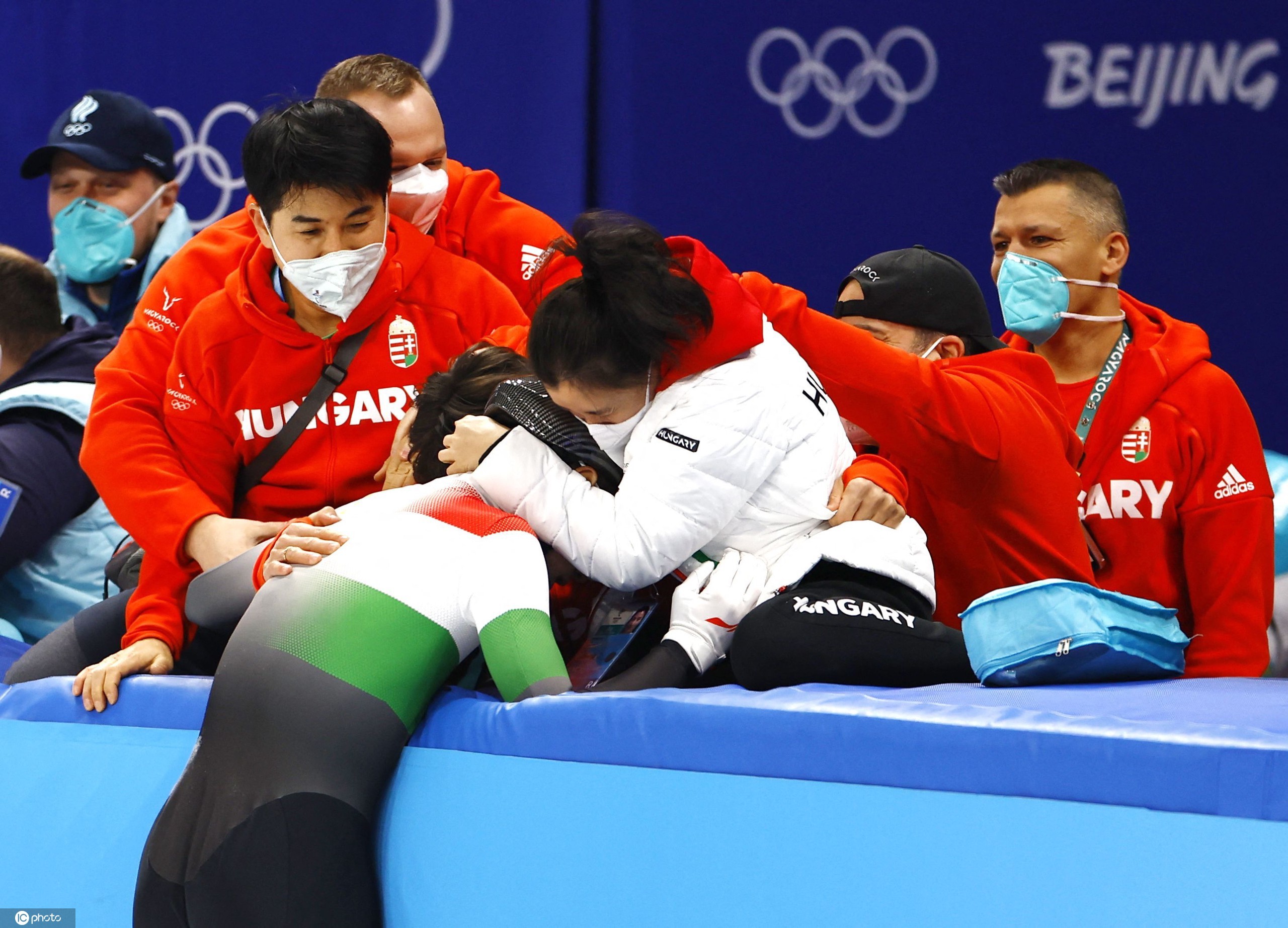 匈牙利游泳选手突破困境夺金