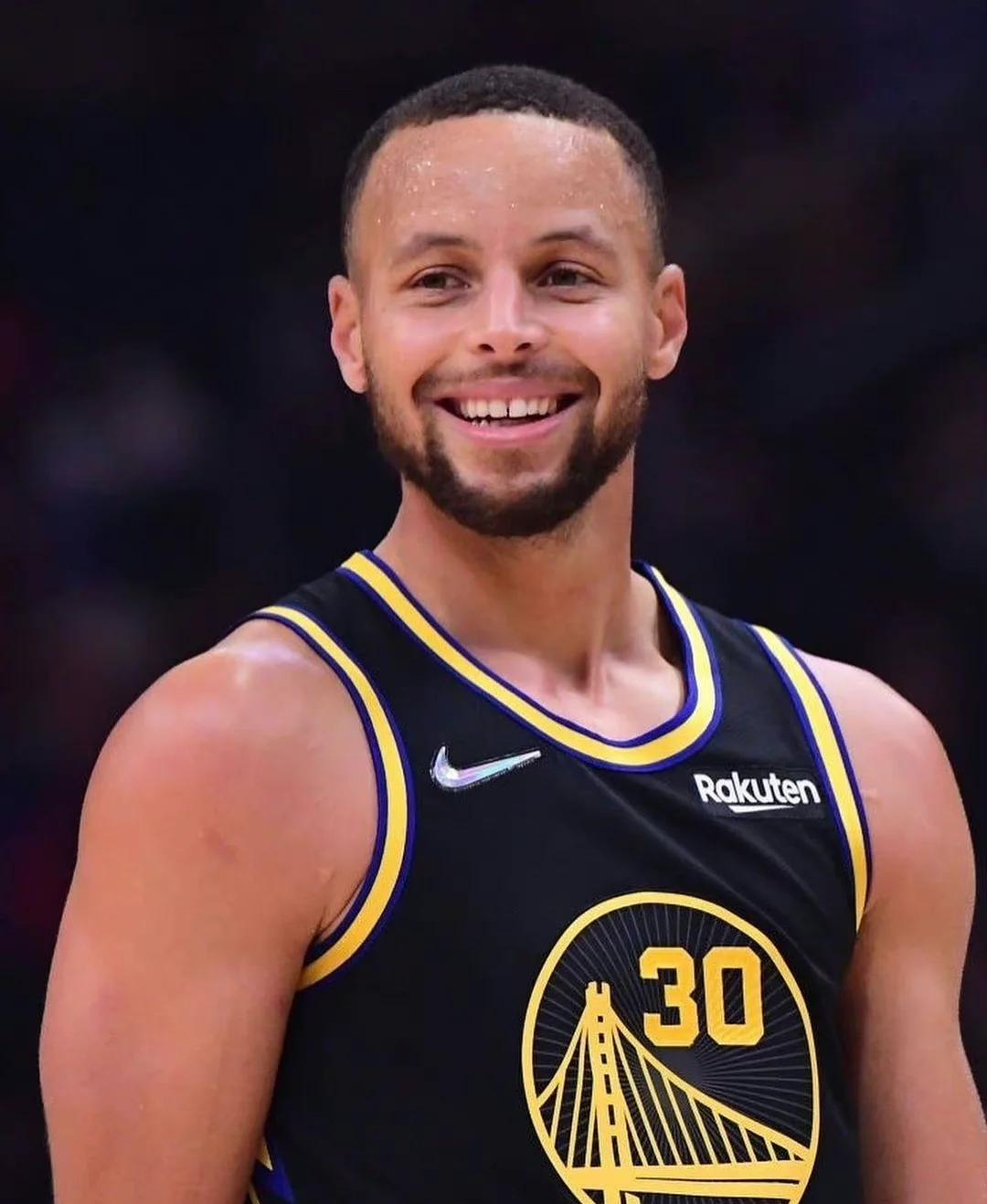 勇士队大胜快船队，总分2-1领先