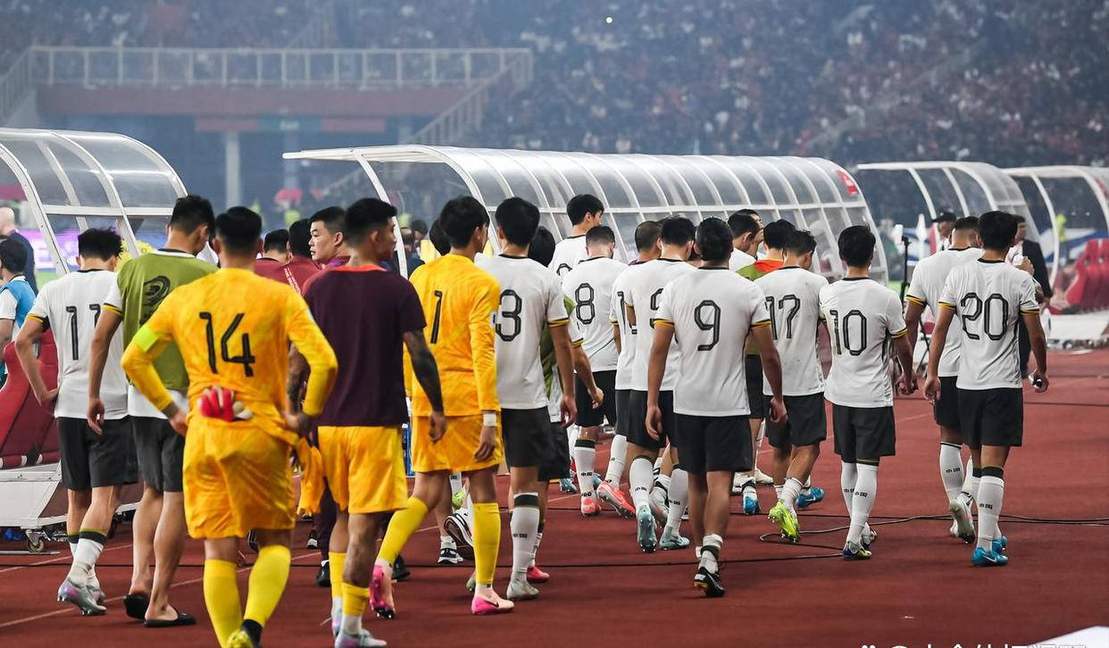 利记平台-足球比赛现场气氛火爆，球迷热情支持