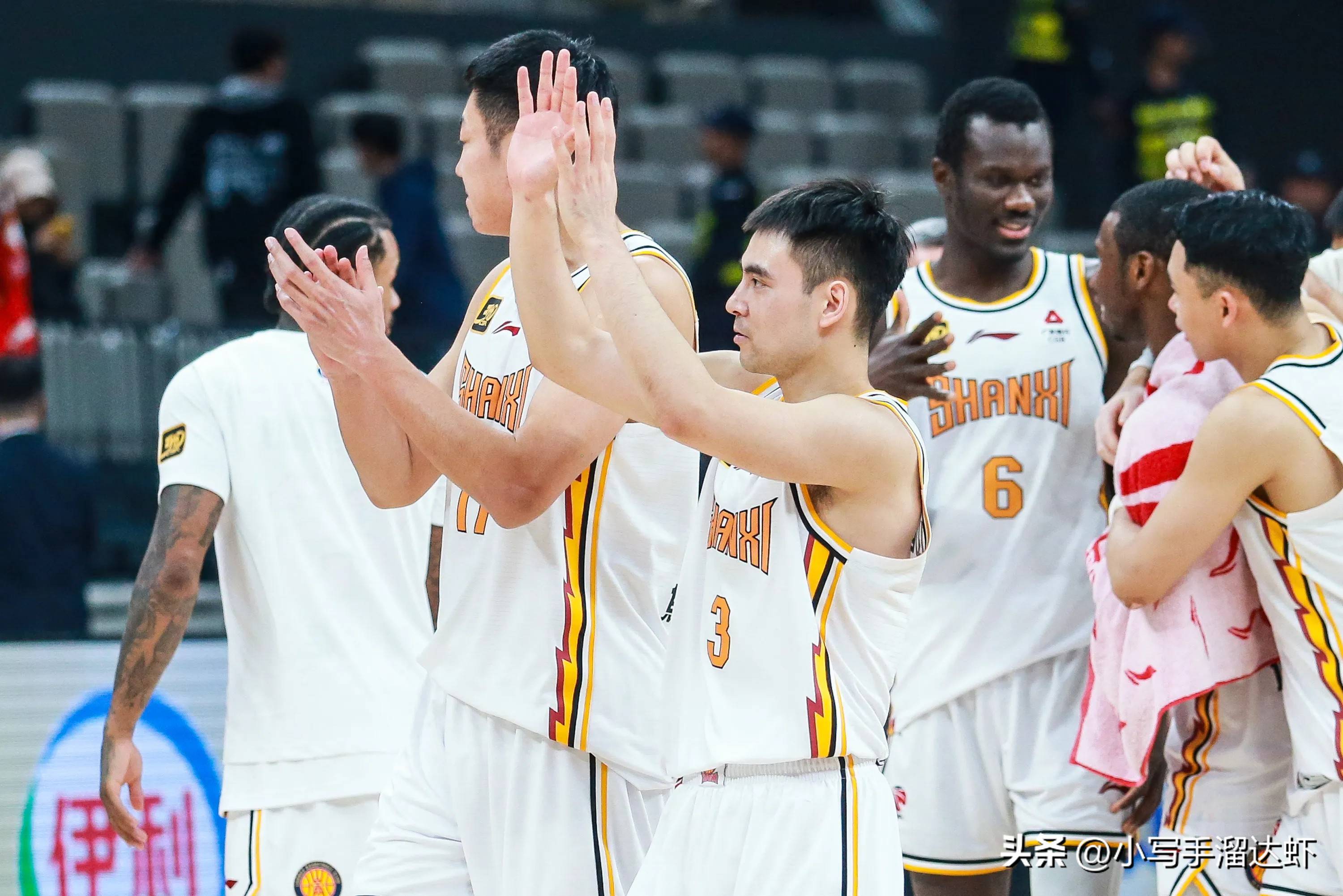 利记-篮球联赛的球员们备战冲刺最终胜利