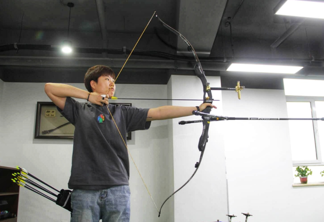 利记官方网站-挪威射箭选手击中靶心，赢得金牌