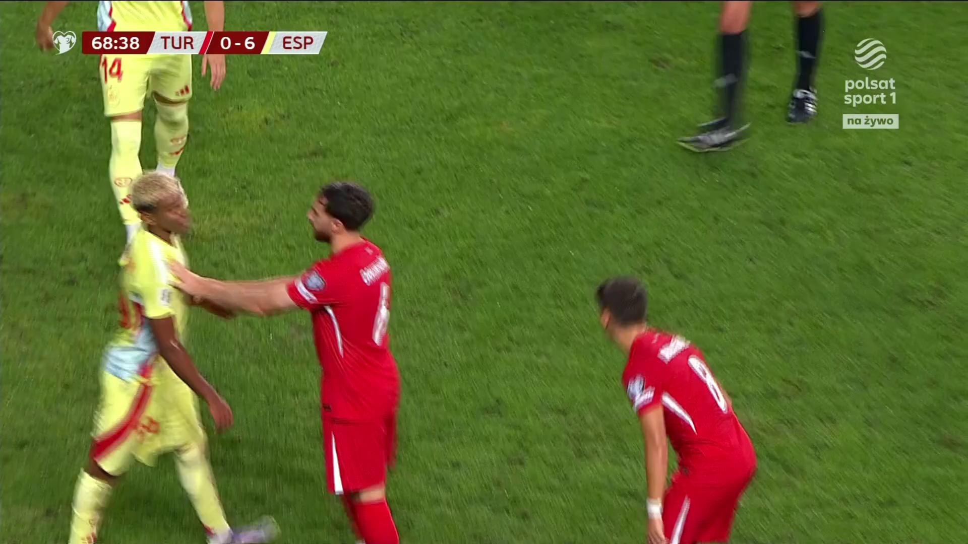 土耳其足球队实现绝地反击，轻松晋级强