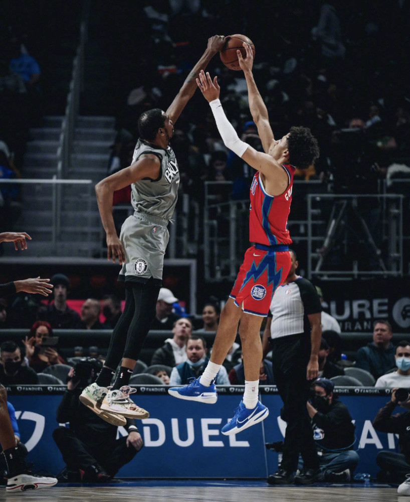 猛龙队球员因家庭原因缺席比赛,备受关注 猛龙队球员因家庭原因缺席比赛,备受关注