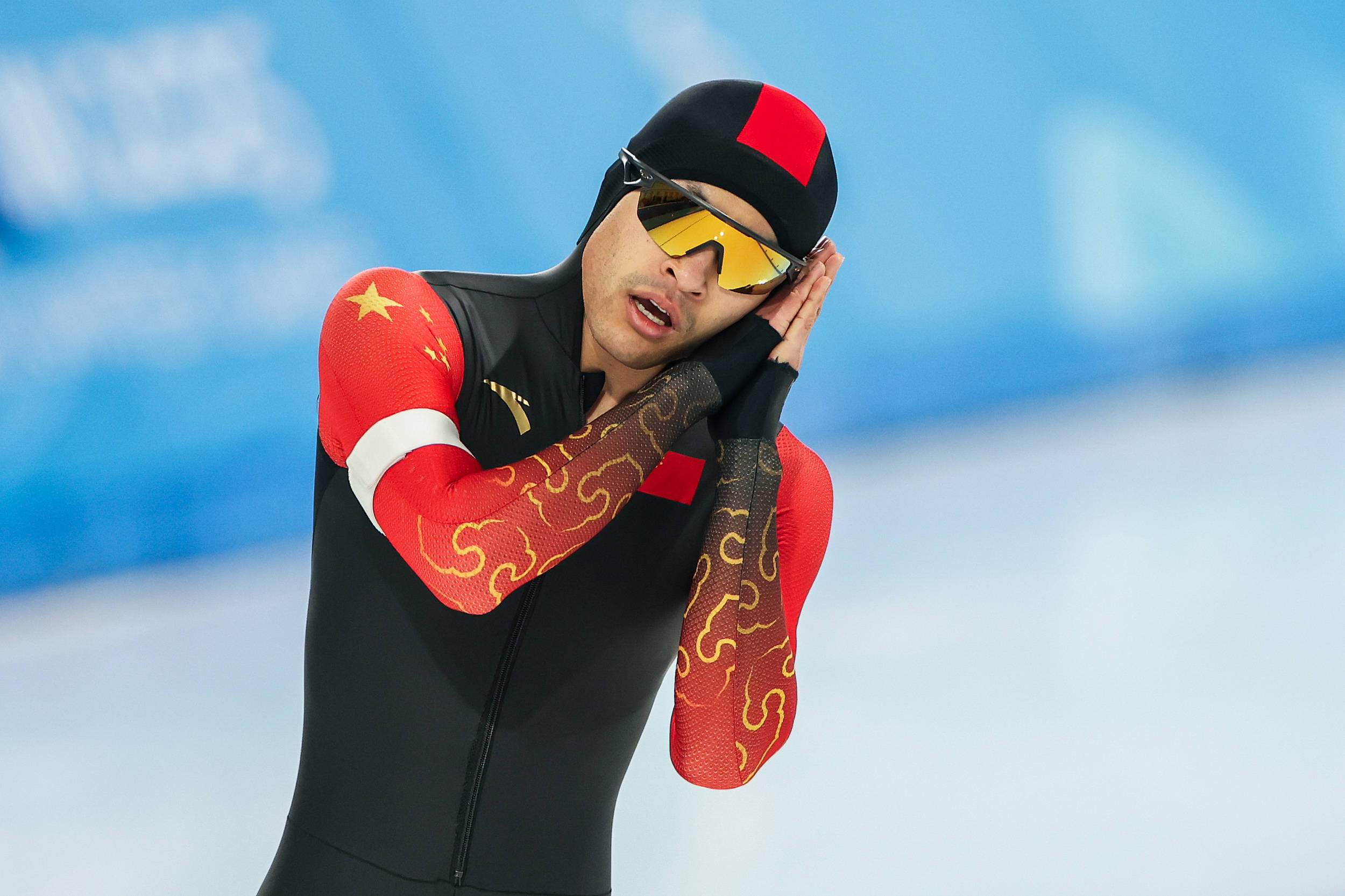 利记官网-速度滑冰男选手稳扎稳打，轻松进入半决赛