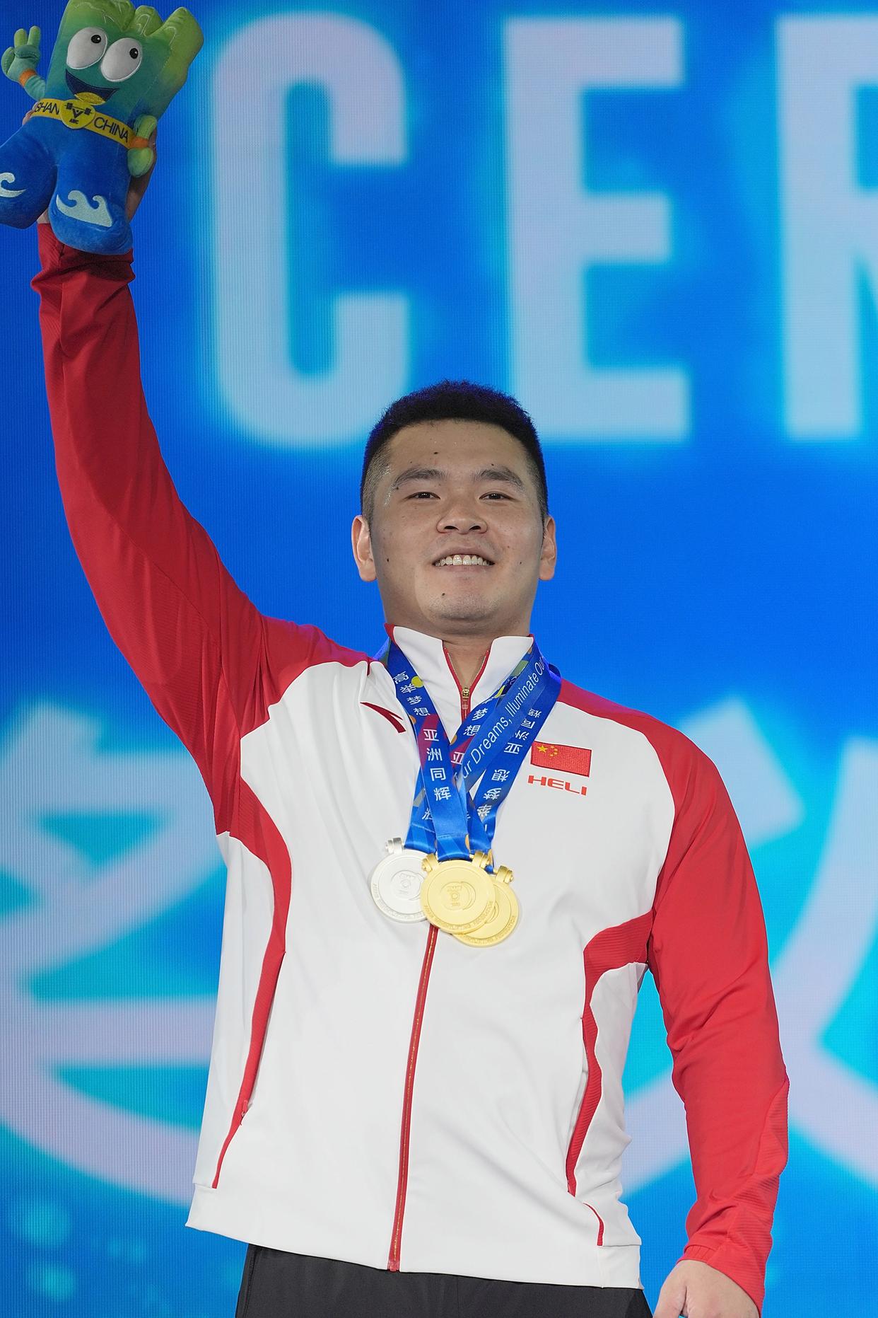 利记官网-圭亚那选手在举重比赛中战胜强手，取得胜利