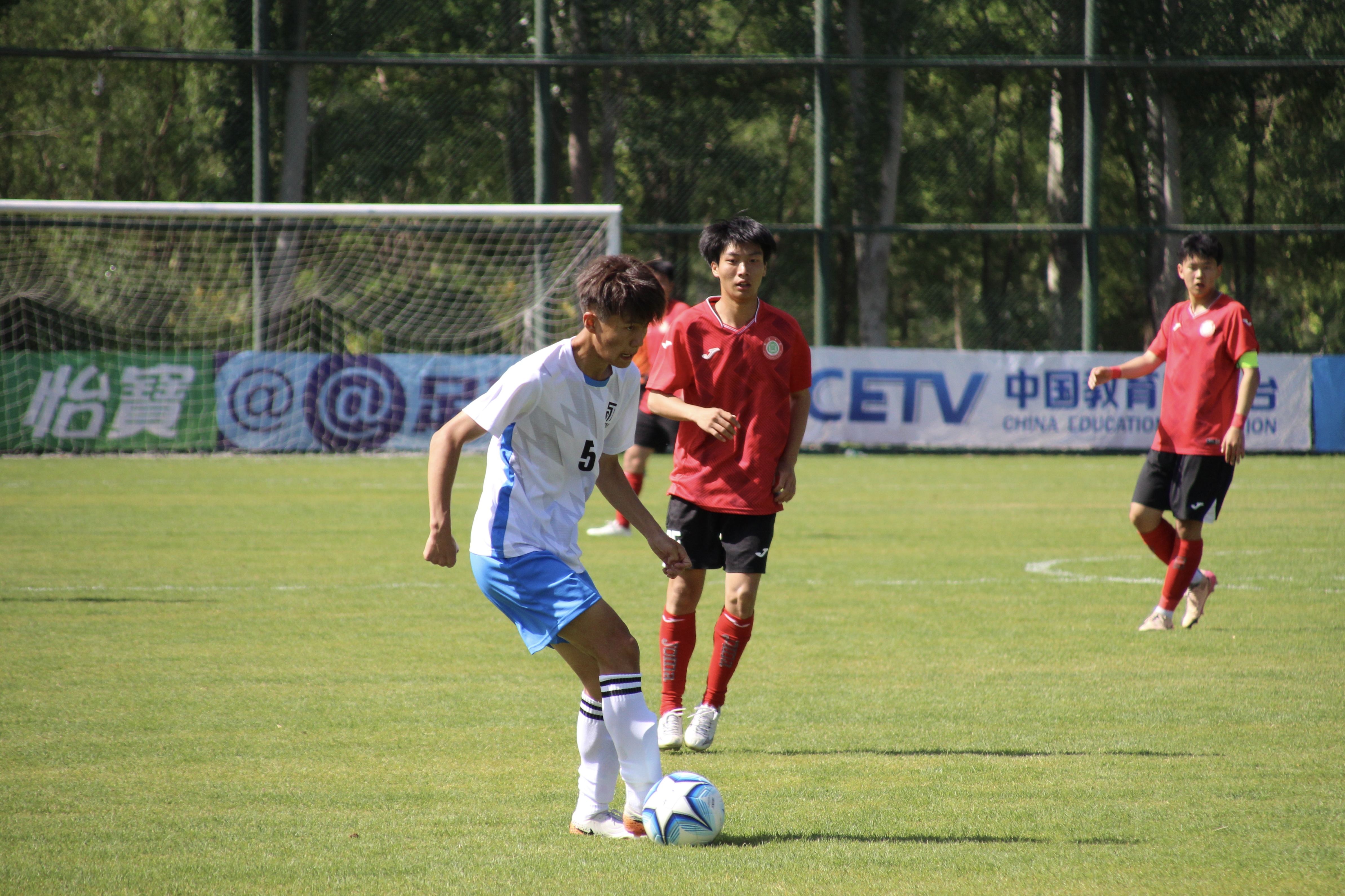 比赛中球队奋力拼搏，取得辉煌胜利